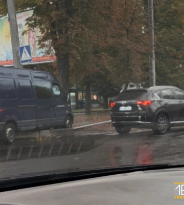 У Черкасах на перехресті після зіткнення двох авто одне в’їхало в електроопору (ВІДЕО)