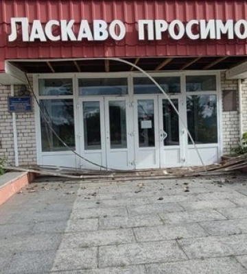 Росія атакувала школу та магазин на Чернігівщині: поранених немає. ФОТОрепортаж