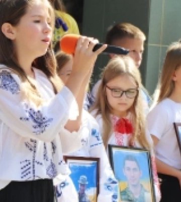 У ліцеї на Рівненщині відкрили пам’ятну дошку 32 захисникам-випускникам