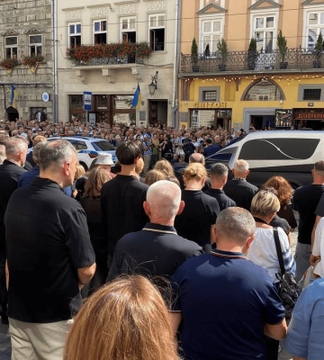 Прийшли тисячі людей: у Львові прощаються з ексспікером Ради Парубієм