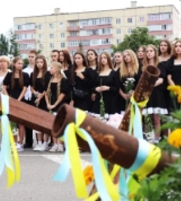 Першовересень з молитвою: у місті на Рівненщині одинадцятикласники вшанували загиблих захисників