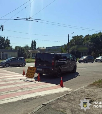 У Житомирі 48-річна водійка мікроавтобусу на пішохідному переході скоїла наїзд на людину