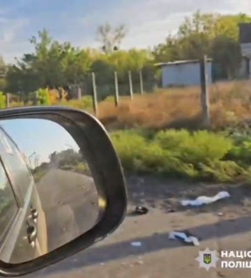 Ворожий дрон ударив по цивільному авто на Донеччині: постраждала фельдшерка та двоє цивільних