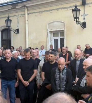Другу добу до собору Святого Юра у Львові – нескінченний потік людей, які прийшли попрощатися з Андрієм Парубієм