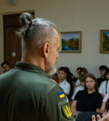 Захисники України привітали школярів Ужгорода з Днем знань та провели урок мужності