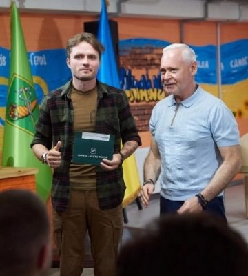 «Сделали не для галочки»: Терехов вручил специальные «Карточки харьковчанина»