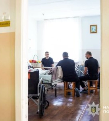 Закарпатський поліцейський, який став снайпером, отримав поранення на Донеччині: колеги підтримали бійця