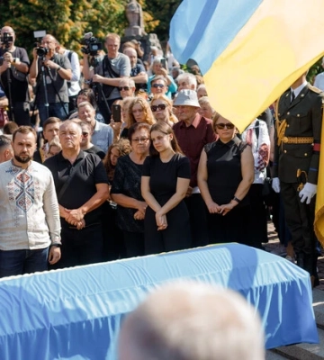 «Спочивай з миром, божевільний спікер!». Як Україна прощалася з Андрієм Парубієм (фоторепортаж)