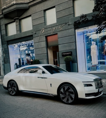 Шик за $600 000: в Киеве заметили новейший электромобиль Rolls-Royce 