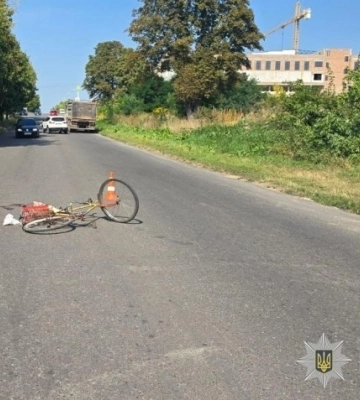 На Львівщині вантажівка наїхала на 80-річного велосипедиста