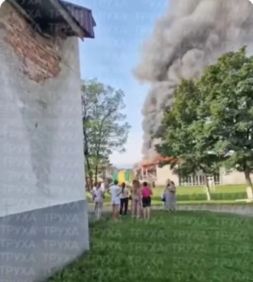 На Закарпатті горить відпочинковий комплекс: масштабна пожежа в Нижній Апші