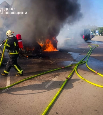 Біля кордону з Польщею горіло сім автівок
