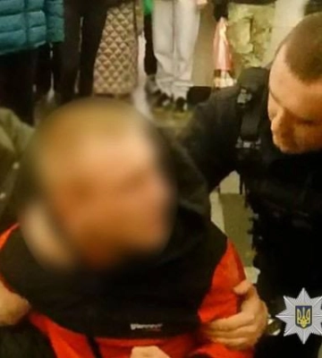 Погрожував зброєю в метро. Суд виніс вирок чоловіку, який напав на поліцейського