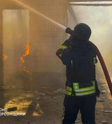 Войска РФ из артиллерии обстреляли Херсон: возникли пожары, ранены коммунальщики