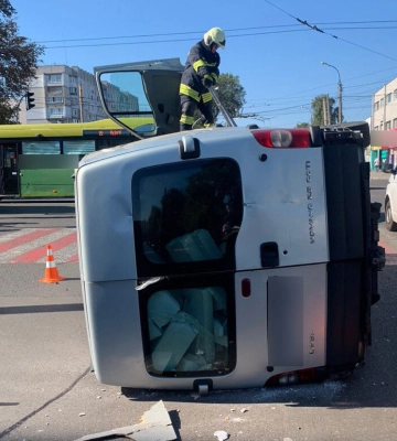 У Черкасах унаслідок ДТП перевернувся автомобіль: є постраждалий (ФОТО)