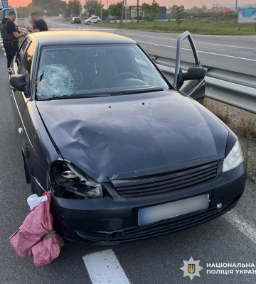 У селі на Буковині легковик під кермуванням молодика ззбив 35-річну жінку