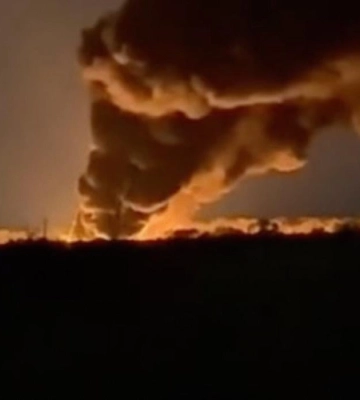 В окупованому Луганську після вибухів спалахнула пожежа на НПЗ (відео)