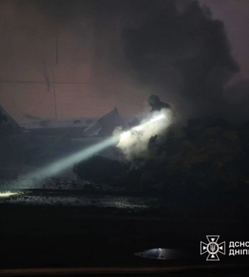 Війська РФ вночі вдарили по підприємству у Дніпрі, спалахнули пожежі