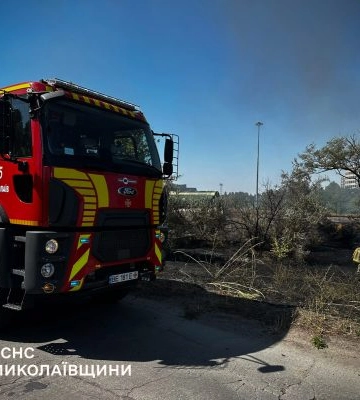 На Миколаївщині горів магазин і господарчі споруди