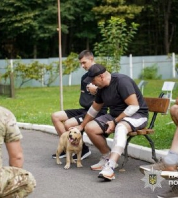 Поліція Закарпаття допомагає ветеранам відновлюватися за допомогою собак і психологів