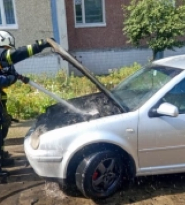 Спалахнув моторний відсік: у Вараші посеред вулиці горів автомобіль