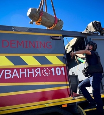 На Київщині рятувальники знешкодили уламки ракети з бойовою частиною