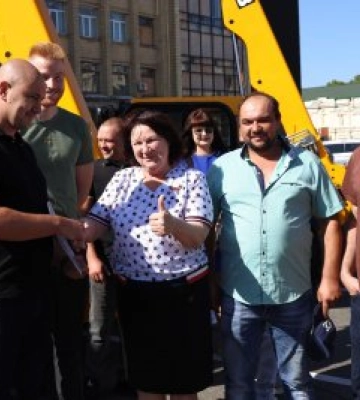 Вісім громад Миколаївщини отримали екскаватори та навантажувачі від UNOPS за підтримки Данії