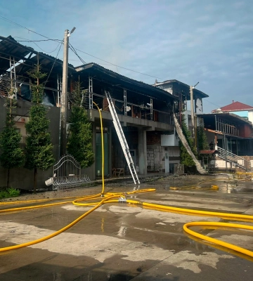 На Тячівщині рятувальники ліквідували масштабну пожежу на базі відпочинку