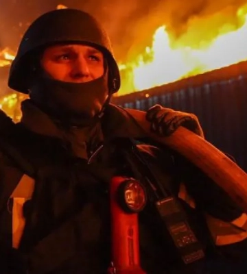 В Вышгороде обломки &quot;Шахеда&quot; упали во дворе домов: вспыхнул пожар