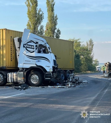 На Миколаївщині при зіткненні двох вантажівок загинув водій