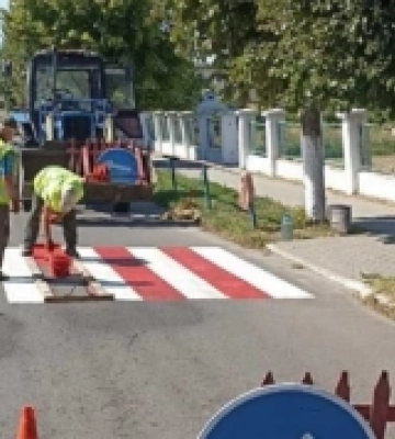 На вулицях Рожища відновили «зебри» та дорожній знак. ФОТО