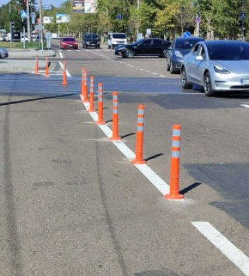 У Миколаєві встановлюють гнучкі дорожні стовпчики на перехресті пр. Богоявленського та вул. Ковальської