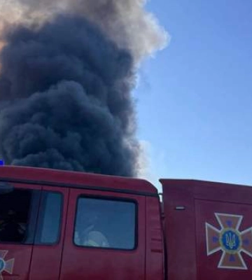 Дым видно со всех районов города: в Днепре вспыхнул огромный пожар, очевидцы говорят о взрыве