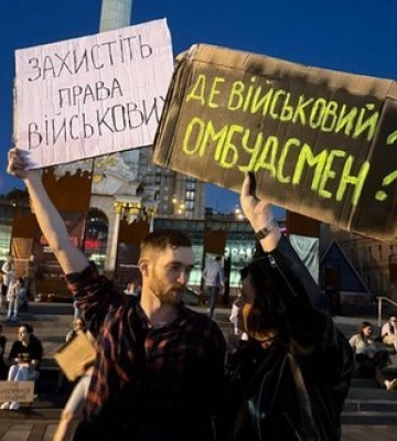 "Служба – не рабство": у Києві протестують проти законопроєкту, що посилює покарання для військових. ФОТОрепортаж