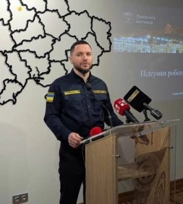 Андрей Кузник, начальник Львовской таможни, жалуется на низкую зарплату, но декларирует кучу недвижимости и элитный джип Lexus