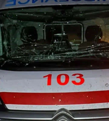 Атака на Дніпропетровщину: окупанти поцілили в авто «швидкої», є постраждалий