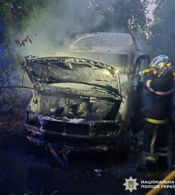 У Чернівцях поліцейські затримали двох молодиків, які підпалили мікроавтобус пенсіонерки
