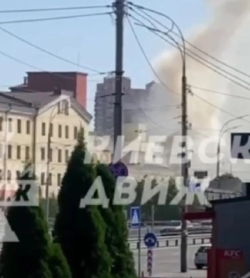 У Києві на Деміївській спалахнула пожежа на фабриці Roshen, відео