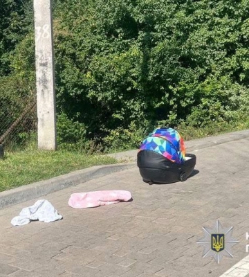 У Львові батько забув люльку з немовлям на даху автомобіля: дитина травмувалась