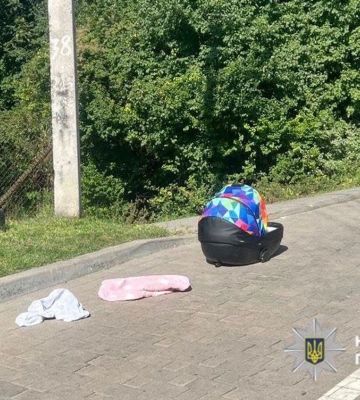 У Львові батько забув люльку з немовлям на даху автомобіля: дитина травмувалась