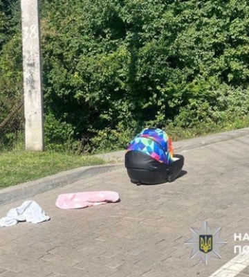 Во Львове мужчина поставил люльку с младенцем на крышу авто и поехал