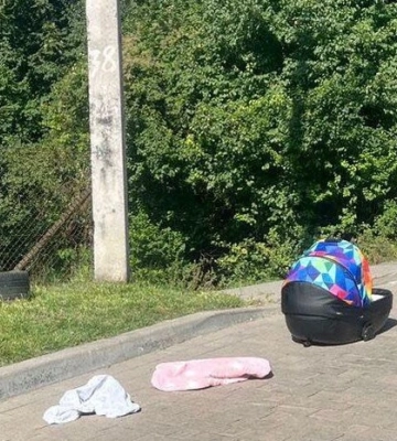 Львівʼянин забув колиску з немовлям на даху автомобіля і поїхав