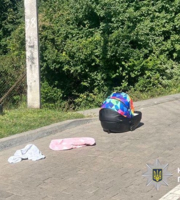 Колиска з немовлям впала з даху автомобіля. Як батько у Львові загубив дитину