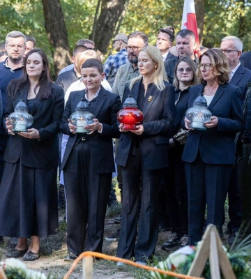 На Тернопільщині розпочали перепоховання останків, віднайдених під час пошукових робіт у Пужниках