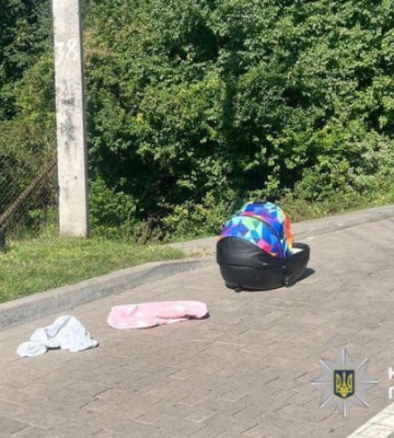 У Львові чоловік забув люльку з немовлям на даху автомобіля та поїхав