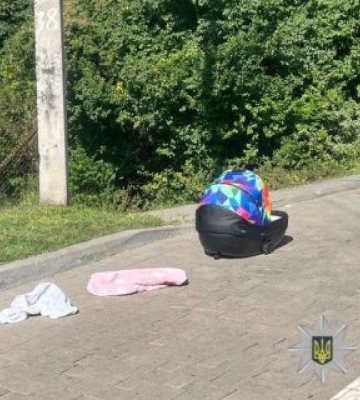 У Львові батько забув люльку з немовлям на даху авто: вона впала під час руху