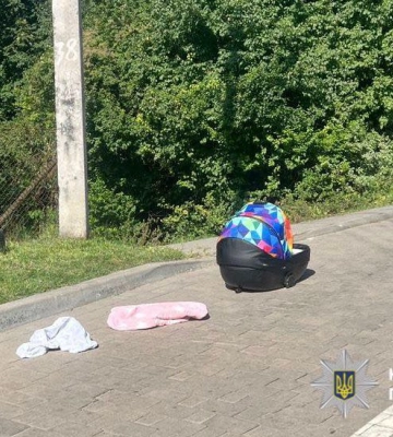 У Львові батько забув немовля у люльці на даху авто: дитина впала на дорогу та травмувалася