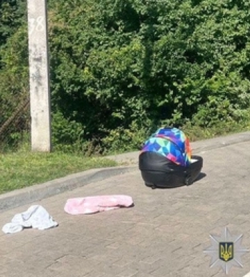 У Львові чоловік ледве не вбив немовля, бо забув його на даху автівки