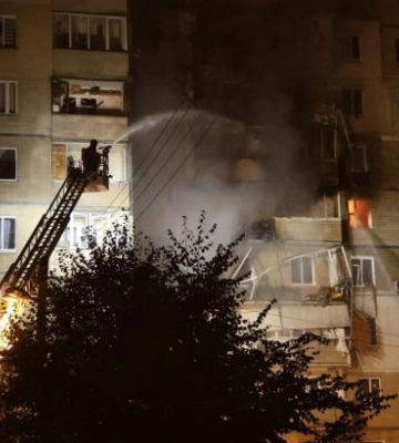 Рятувальники показали фото наслідків чергової російської атаки на Київ, загиблих уже двоє