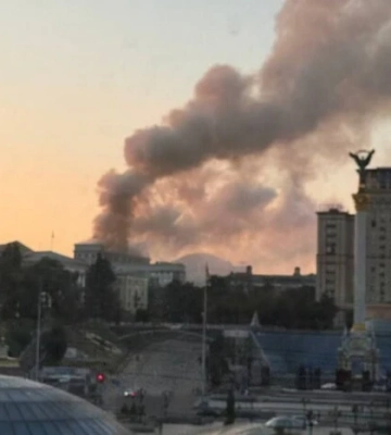 У Києві загорілась будівля Кабміну після атаки РФ (фото, відео)